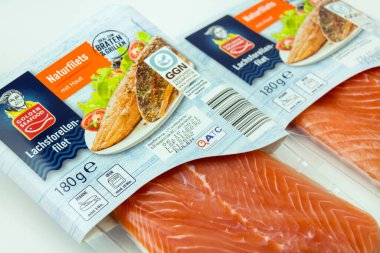 Hamburg, Almanya - Ekim 12021: Somon Alabalığı Altın Deniz Ürünleri ve etiketi GGNSalmon Alabalığı Altın Deniz Ürünleri ve GGGN