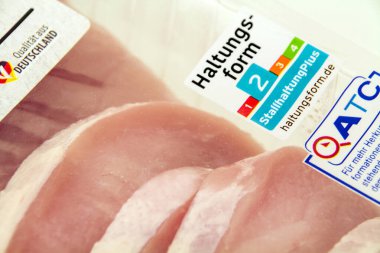 Hamburg, Almanya - Ekim 12021: Taze domuz eti ve Alman markası Haltungsform 