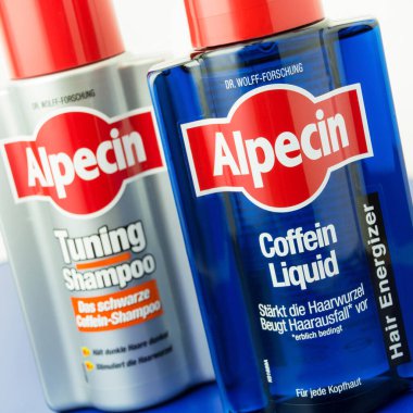 Hamburg, Almanya - Ekim 12021: Alpecin Kahve Sıvı Saç Enerjisi ve Akort Şampuanı