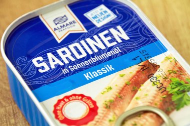 Hamburg, Almanya - Ekim 12021: Deniz Ürünleri Sardalyaları 