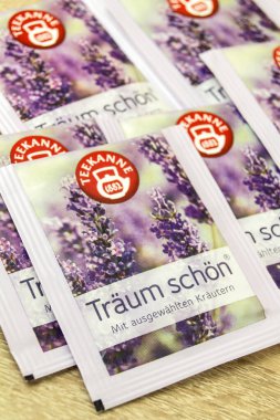 Hamburg, Almanya - 22 Ağustos 2021: Lavendeltee Teebeutel von Teekanne Lavanta çayı