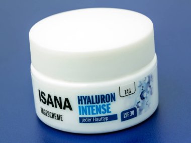 Hamburg, Almanya - Ekim 12021: Isana Hyaluron Yoğun Tagescreme LF 30