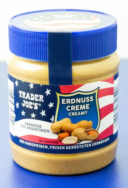 Hamburg, Almanya - Ekim 12021: Erdnusscreme tüccar Joe 'nun Fıstık Ezmesi