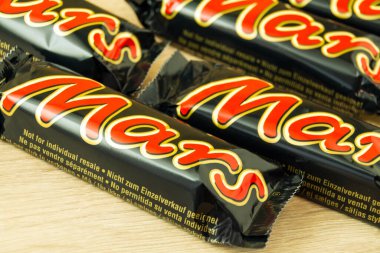 Hamburg, Almanya - 15 Ağustos 2021: 5 Mars çikolataları ahşap zemin üzerinde