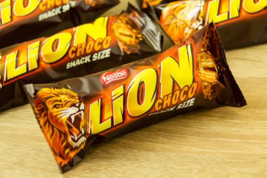 Hamburg, Almanya - 15 Ağustos 2021: Ahşap zemin üzerinde aslan çikolataları