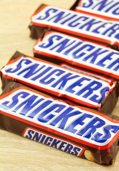 Hamburg Tyskland Augusti 2021 Chokladkakor Snickers Trä Bakgrund — Stockfoto