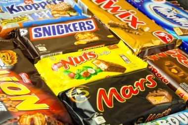 Hamburg, Almanya - 15 Ağustos 2021: Çeşitli çikolatalı Snickers Twix Nuts Mar