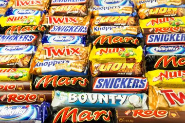 Hamburg, Almanya - 15 Ağustos 2021: Çeşitli çikolata çubukları Mars Twix Snickers Aslan Fındığı 