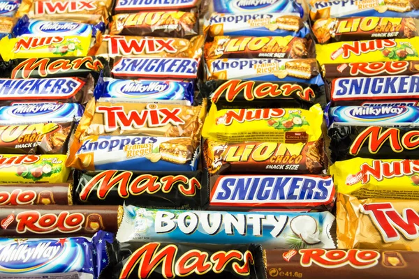 Hamburg, Almanya - 15 Ağustos 2021: Çeşitli çikolata çubukları Mars Twix Snickers Aslan Fındığı 