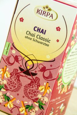 Hamburg, Almanya - 14 Ekim 2021: Kirpa Chai Tea klasiği tahta zemine karşı