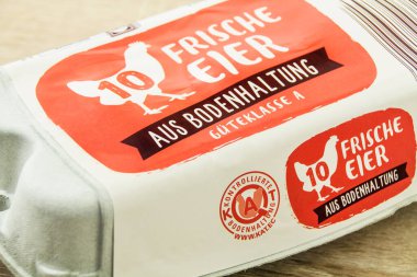 Hamburg, Almanya - 14 Ekim 2021: 10 Karton kutuda taze tavuk yumurtası