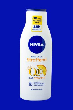 Hamburg, Almanya - 10 Ekim 2021: Nivea Vücut Losyonu