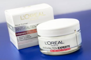 Hamburg, Almanya - 10 Ekim 2021: L 'oreal Paris Anti-Falten Experte