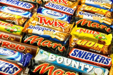 Hamburg, Almanya - Ekim 12021: Çeşitli çikolata çubukları Mars Twix Snickers Aslan Fındığı 