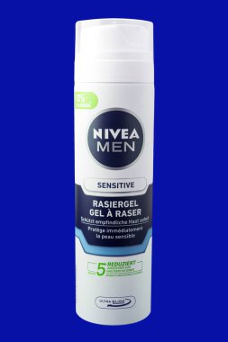 Hamburg, Almanya - 10 Ekim 2021: Nivea Men Rasiergel hassas in der Dose