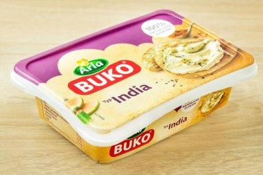 Hamburg, Almanya - 18 Ekim 2021: Arla Buko krem peynir hazırlama kırmızı biber türü yakın plan