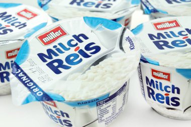 Hamburg, Almanya - 25 Ekim 2021: 5 Becher Mueller Milchreis Klassik