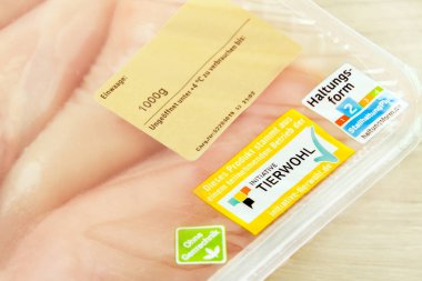 Hamburg, Almanya - 14 Ekim 2021: Taze tavuk göğsü fileto aile paketi Metzgerfrisch 1000 gram hayvan refahı