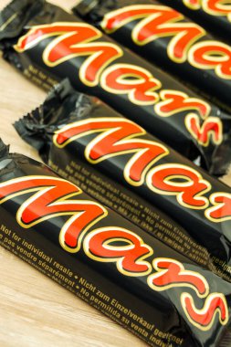 Hamburg, Almanya - 15 Ağustos 2021: 5 Mars çikolataları ahşap zemin üzerinde