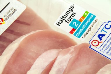Hamburg, Almanya - Ekim 12021: Taze domuz eti ve Alman markası Haltungsform 