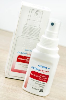 Hamburg, Almanya - 7 Kasım 2021: Schuelke Wunddesinfektion Octenisept Spray und Verpackung auf Holz
