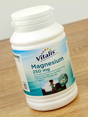 Hamburg, Almanya - 7 Kasım 2021: Magnezyum Nahrungsergaenzung und Verpackung Vitalis