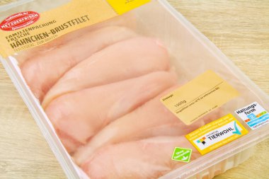 Hamburg, Almanya - 14 Ekim 2021: Taze tavuk göğsü fileto aile paketi Metzgerfrisch 1000 gram hayvan refahı