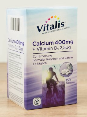 Hamburg, Almanya - 7 Kasım 2021: Magnezyum ve Kalsiyum Nahrungsergaenzung und Verpackung Vitalis