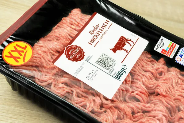 德国汉堡 2021年11月7日 Meine Metzgerei Packung Rinderhackfleisch 1包切碎牛肉Xxl 800克 — 图库照片