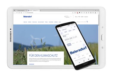 Hamburg, Almanya - 14 Kasım 2021: Beiersdorf AG mit Logo Tablet Akıllı Telefon Aktienmarkt beyaz arkaplan