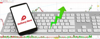 Hamburg, Almanya - 14 Kasım 2021: Sevkiyat Kahramanı Lieferservice mit Logo Smartphone Tastatur Aktienmarkt Diyagram Hintergund Banner