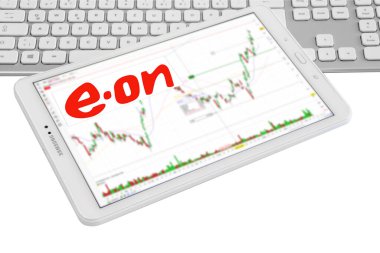 Hamburg, Almanya - 14 Kasım 2021: Eon E.ON Energieversorger mit Logo Smartphone Tastatur Aktienmarkt beyaz fon