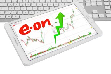 Hamburg, Almanya - 14 Kasım 2021: Eon E.ON Energieversorger mit Logo Smartphone Tastatur Aktienmarkt beyaz fon