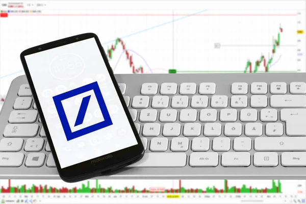 Hamburg, Almanya - 14 Kasım 2021: Deutsche Bank mit Logo Smartphone Tastatur Aktienmarkt Arkaplan