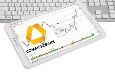 Hamburg, Almanya - 14 Kasım 2021: Ticaret Bankası AG mit Logo Tabelt Tastatur Aktienmarkt weisser Hintergund