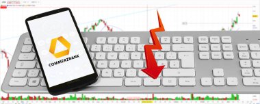 Hamburg, Almanya - 14 Kasım 2021: Commerzbank AG mit Logo Smartphone Tastatur Aktienmarkt Arkaplan Pankartı