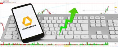 Hamburg, Almanya - 14 Kasım 2021: Commerzbank AG mit Logo Smartphone Tastatur Aktienmarkt Arkaplan Pankartı