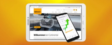 Hamburg, Almanya - 14 Kasım 2021: Continental AG Automobilzulieferer mit Logo Tablet Smartphone Aktienmarkt Orange arkaplan pankartı