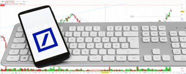 Hamburg, Almanya - 14 Kasım 2021: Deutsche Bank mit Logo Smartphone Tastatur Aktienmarkt Arkaplan Pankartı