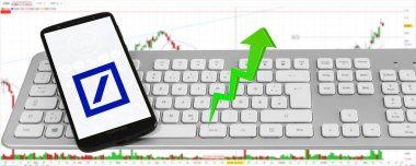 Hamburg, Almanya - 14 Kasım 2021: Deutsche Bank mit Logo Smartphone Tastatur Aktienmarkt Arkaplan Pankartı