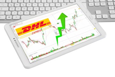 Hamburg, Almanya - 14 Kasım 2021: DHL Deutsche Post mit Logo Tableti Aktienmarkt weisser Hintergund