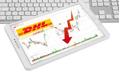 Hamburg, Almanya - 14 Kasım 2021: DHL Deutsche Post mit Logo Tableti Aktienmarkt weisser Hintergund