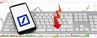 Hamburg, Almanya - 14 Kasım 2021: Deutsche Bank mit Logo Smartphone Tastatur Aktienmarkt Arkaplan Pankartı