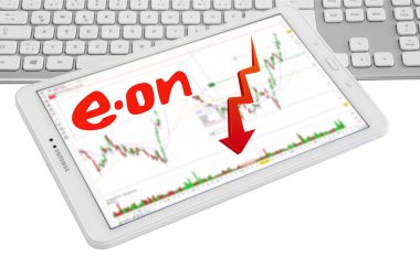 Hamburg, Almanya - 14 Kasım 2021: Eon E.ON Energieversorger mit Logo Smartphone Tastatur Aktienmarkt beyaz fon