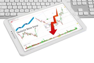 Hamburg, Almanya - 14 Kasım 2021: Deutsche Boerse Grubu mit Logo Tableti Tastatur Aktienmarkt beyaz arkaplan