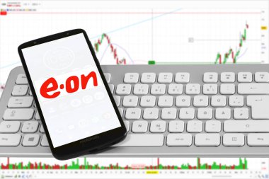 Hamburg, Almanya - 14 Kasım 2021: Eon E.ON Energieversorger mit Logo Smartphone Tastatur Aktienmarkt Arkaplan