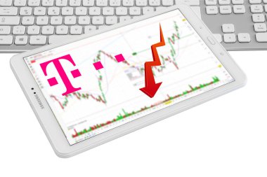 Hamburg, Almanya - 14 Kasım 2021: Deutsche Telekom mit Logo Tableti Tastatur Aktienmarkt weisser Hintergund