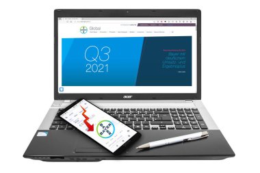 Hamburg, Almanya - 14 Kasım 2021: Bayer AG mit Logo Notebook Akıllı Telefon Kugelschreiber Aktienmarkt weisser Hintergund