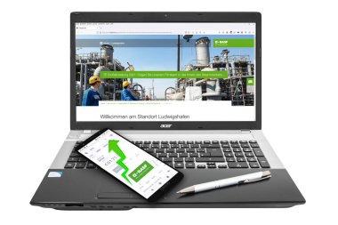 BASF AG mit Logo Notebook Akıllı Telefon Kugelschreiber Aktienmarkt weisser Hintergund