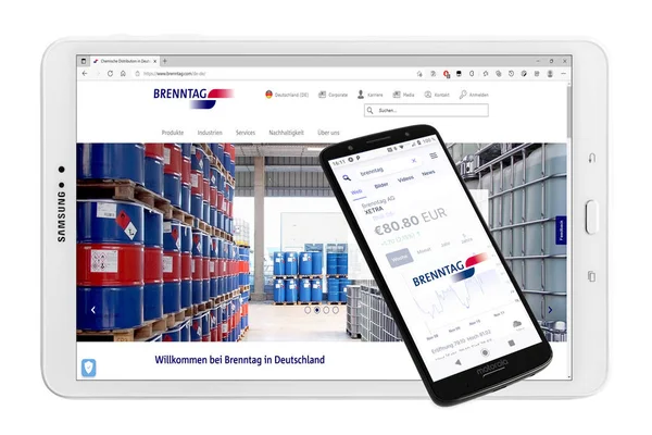 Hamburg, Almanya - 14 Kasım 2021: Brenntag AG Chemie mit Logo Tablet Akıllı Telefon Aktienmarkt beyaz arkaplan